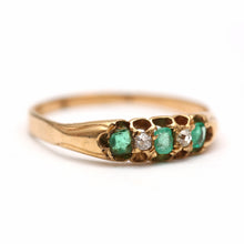 Laden Sie das Bild in den Galerie-Viewer, 18k Victorian Emerald Diamond Band
