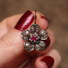 Laden Sie das Bild in den Galerie-Viewer, Victorian Diamond Ruby Flower Earrings
