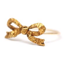 Laden Sie das Bild in den Galerie-Viewer, Gold Nugget Bow Ring

