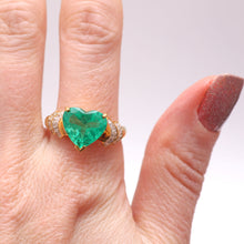 Laden Sie das Bild in den Galerie-Viewer, 18k Colombian Emerald Heart Ring
