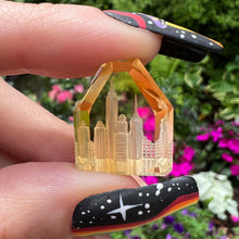 Charger l&#39;image dans la galerie, New York City Citrine Intaglio Pendant

