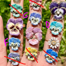 Carica l&#39;immagine nel visualizzatore di Gallery, 14k Enamel Pansy Ring
