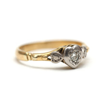 Laden Sie das Bild in den Galerie-Viewer, 18k Diamond Sweetheart Ring
