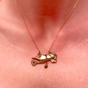 9k Victorian Heart in Hand Figural Necklace