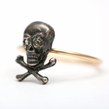 Laden Sie das Bild in den Galerie-Viewer, Gold and Sterling Skull Ring
