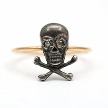 Laden Sie das Bild in den Galerie-Viewer, Gold and Sterling Skull Ring
