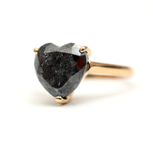 Laden Sie das Bild in den Galerie-Viewer, 18k Black Diamond Heart Ring
